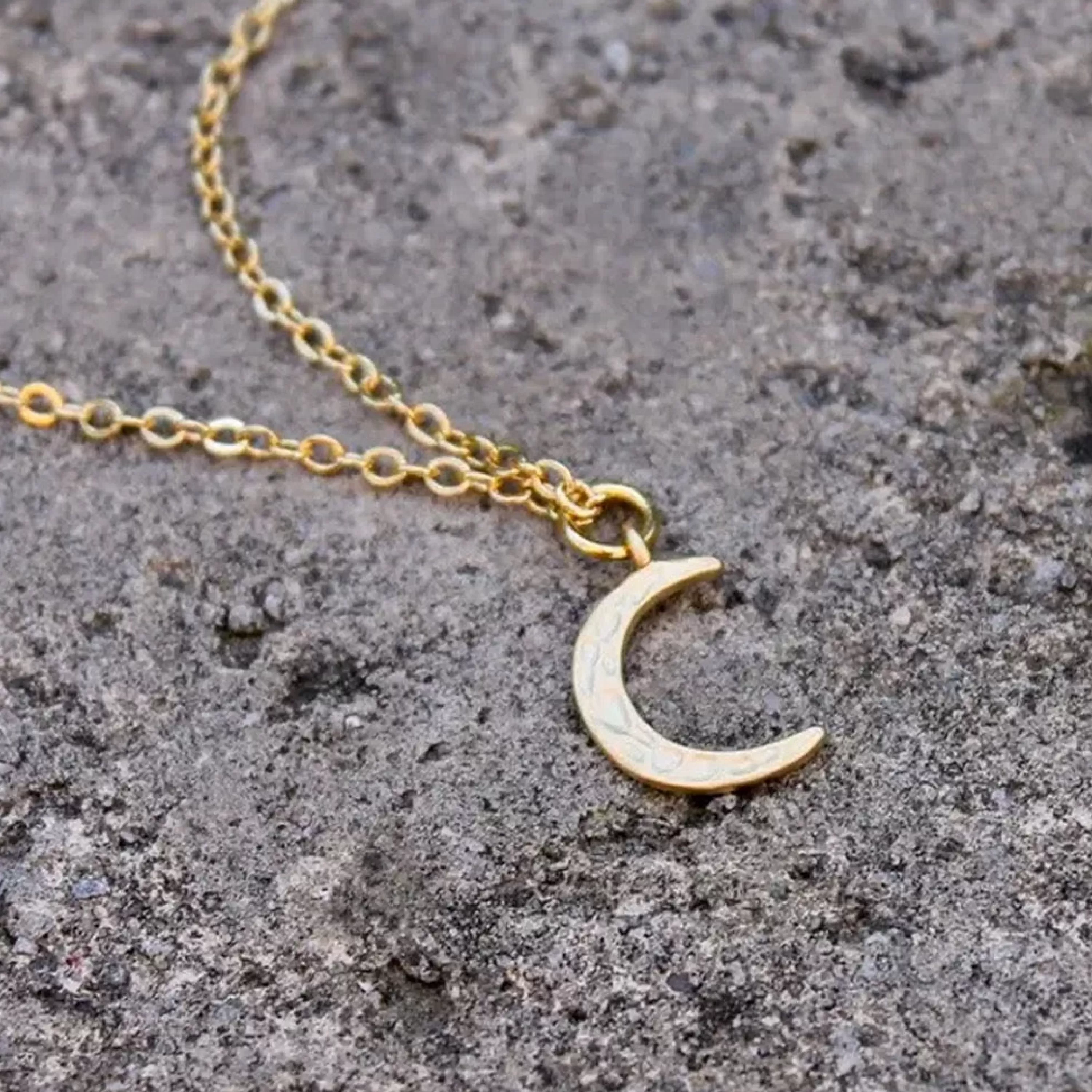 Fashion Vintage Acorn Hammered Crescent Moon Necklace